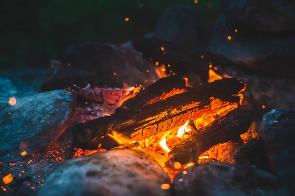Lebhaft Glimmendes Feuerholz Brannte Aus Nächster Nähe Stimmungsvoller Hintergrund Mit — Stockfoto