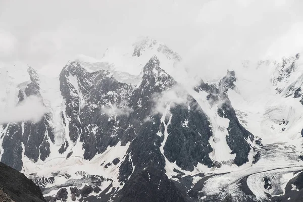 Атмосферный Альпийский Ландшафт Массивным Висящим Ледником Гигантской Горе Большой Язык — стоковое фото