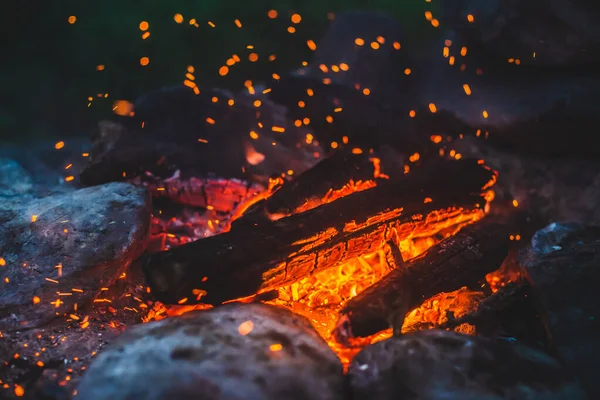 난로가 가까운 곳에서 태우고 있었다 배경에는 주황색 모닥불이 모닥불의 이미지 — 스톡 사진