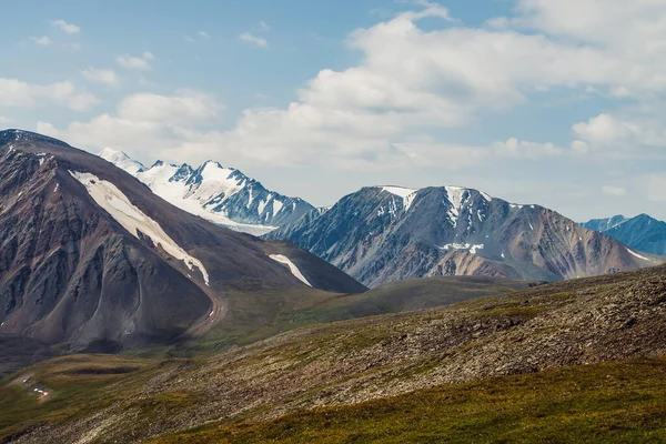 Paesaggio Panoramico Con Grande Catena Montuosa Ghiacciaio Neve Sulla Cima — Foto Stock