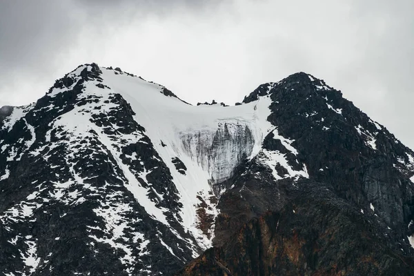 Атмосферный Удивительный Пейзаж Большими Скалистыми Горами Ледником Плохую Дождливую Погоду — стоковое фото