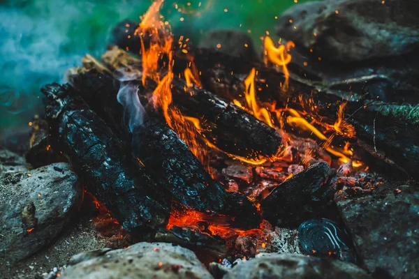 Lebhaft Glimmendes Feuerholz Brannte Aus Nächster Nähe Atmosphärisch Warmer Hintergrund — Stockfoto