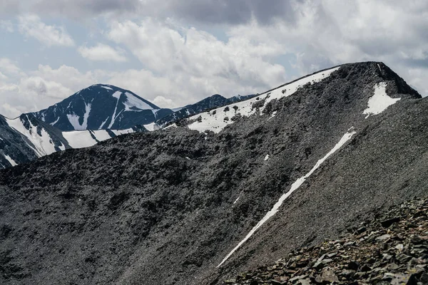 Úžasná Krajina Krásnými Obrovskými Ledovcovými Horami Zataženém Počasí Nádherná Zasněžená — Stock fotografie