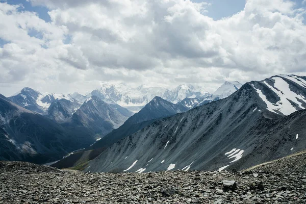壮观的高山风景 灰蒙蒙的天空下 美丽的巨大冰川山脉 美丽的高山和冰川景观 带有大岩石和冰川的大气景观 — 图库照片