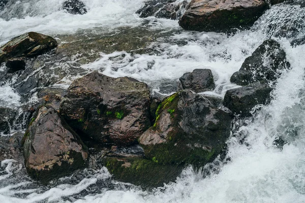 Pedras Grandes Com Musgo Líquen Rifa Água Rio Montanha Corrente — Fotografia de Stock