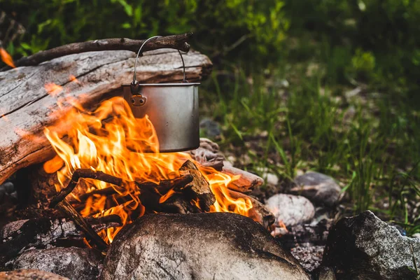 Chaleira Pendurada Sobre Fogo Cozinhar Comida Fogo Estado Selvagem Queimaduras — Fotografia de Stock