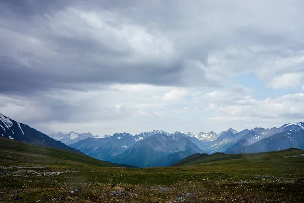 Prachtig Uitzicht Van Bergpas Tot Grote Besneeuwde Bergen Onder Bewolkte — Stockfoto