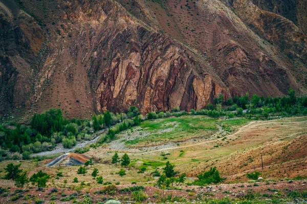 계곡에 광산에는 다세포 사이에는 나무들이 있습니다 색깔의 풍경이다 피콜로 — 스톡 사진
