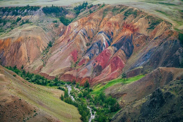 Hermoso Río Montaña Árboles Verdes Valle Entre Colinas Barro Multicolor — Foto de Stock