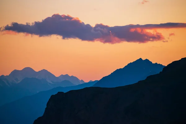 美しい山のシルエットとライラック雲と黄金のグラデーションの空とカラフルな夜明けの風景 絵のように多色の夕日と鮮やかな山の風景 山の範囲への風景日の出ビュー — ストック写真