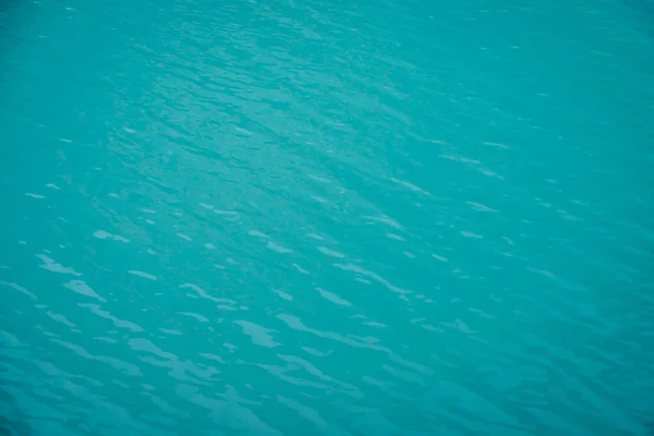 호수의 푸석푸석 표면에는 명상적 물결이 자연은 청록색 호수의 배경이다 산수의 — 스톡 사진