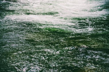 Yakından köpüklü yeşil su yüzeyi. Yeşil sodanın arka planı su içer. Deniz sörfünün doğal dokusu. Naneli içeceği vitaminle tazeliyorum. Okyanus sörfünün doğal arkaplanı. Güçlendirilmiş su.