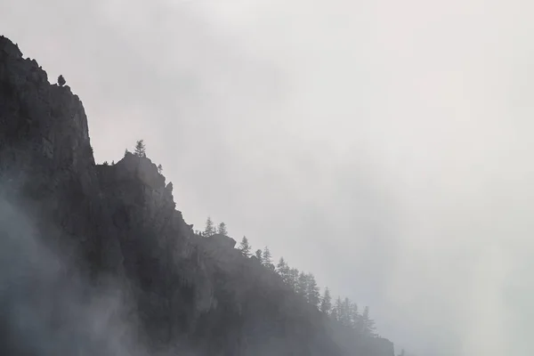 Dramatická Bezútěšná Mlha Mezi Obřími Skalnatými Horami Přízračný Atmosférický Výhled — Stock fotografie