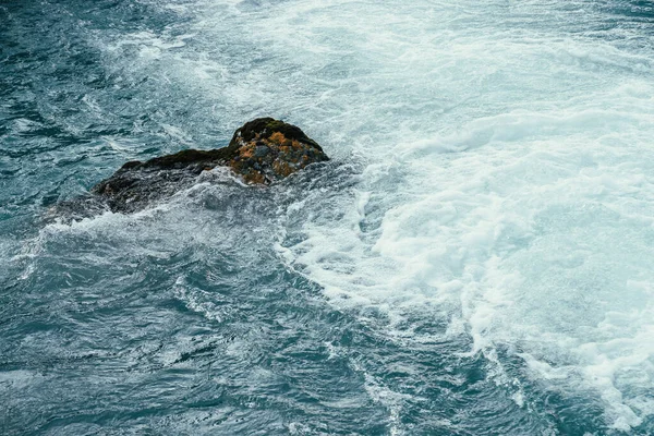 Pedra Musgosa Água Azul Rio Montanha Close Fundo Natureza Azul — Fotografia de Stock