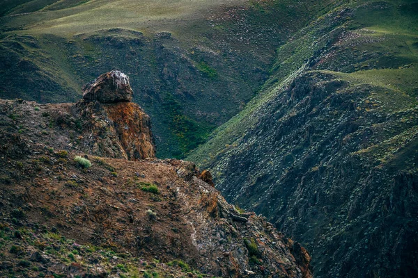 Uçurumun Dibindeki Kayalıklarda Büyük Taşlarla Muhteşem Canlı Dağ Manzarası Çok — Stok fotoğraf