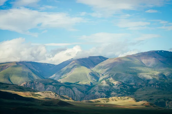 Güzel Yeşil Dağların Üzerinde Alçak Bulutlar Alçak Bulutların Arasında Dağlar — Stok fotoğraf