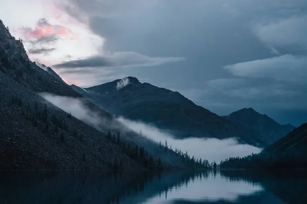 Niska Chmura Nad Górskim Jeziorem Sylwetki Drzew Zboczu Wzgórza Wzdłuż — Zdjęcie stockowe