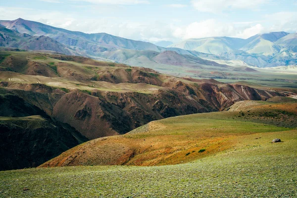 Geweldig Levendig Berglandschap Met Diepe Kloof Meerkleurige Bergen Groene Pas — Stockfoto