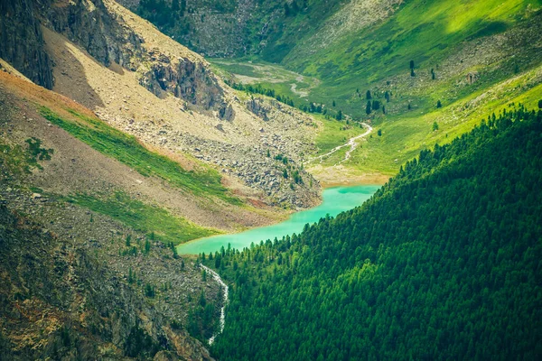Вид Воздуха Живописную Долину Красивым Горным Озером Хвойным Лесом Скалистыми — стоковое фото