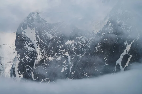 Paisagem Alpina Atmosférica Com Montanhas Nevadas Dentro Nuvens Baixas Belo — Fotografia de Stock