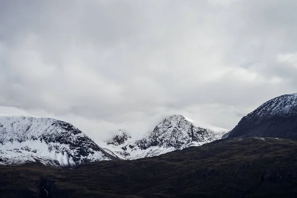 Grandi Montagne Nere Con Neve Bianca Cime Ghiacciai Paesaggio Drammatico — Foto Stock