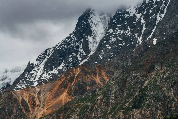 Lage Stormachtige Wolken Raken Top Van Besneeuwde Berg Dismal Bewolkt — Stockfoto