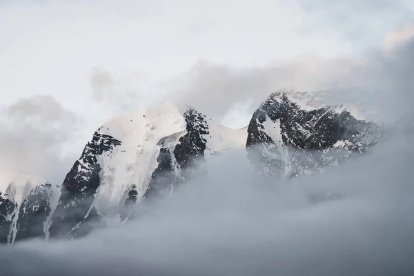Paisaje Alpino Escénico Con Montañas Nevadas Dentro Nubes Bajas Hermoso — Foto de Stock