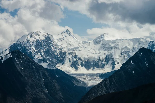 Geweldig Landschap Met Enorme Gletsjerbergen Blauw Gat Bewolkte Lucht Boven — Stockfoto