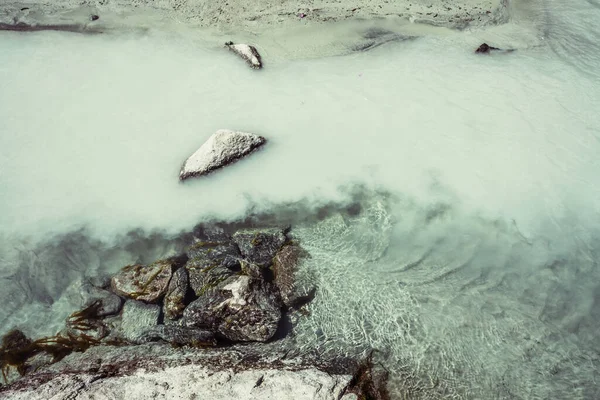 Φόντο Της Φύσης Βρύα Πέτρες Στα Ασημένια Νερά Του Ποταμού — Φωτογραφία Αρχείου