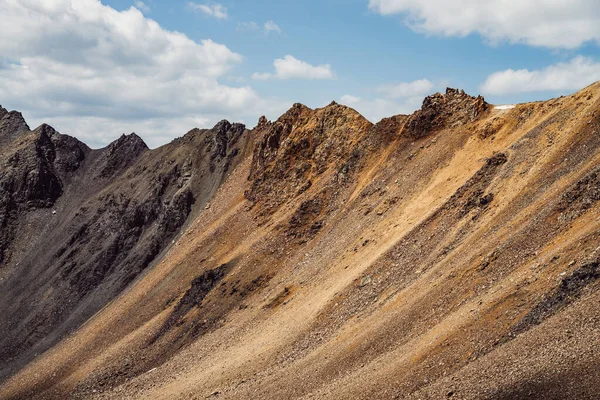 Paisaje Atmosférico Con Pared Montaña Rocosa Con Tapa Puntiaguda Luz — Foto de Stock