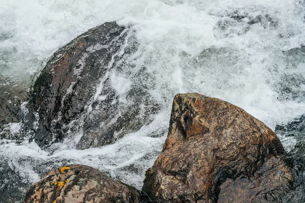 山の川の水の急流で岩との完全なフレームの自然背景 マウンテンクリークの強力な水の流れ 急流と山の小川の速い流れのテクスチャ背景 大きな石のクローズアップ — ストック写真