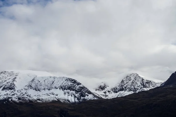 Grandes Montañas Negras Con Nieve Blanca Las Cimas Glaciares Paisaje —  Fotos de Stock