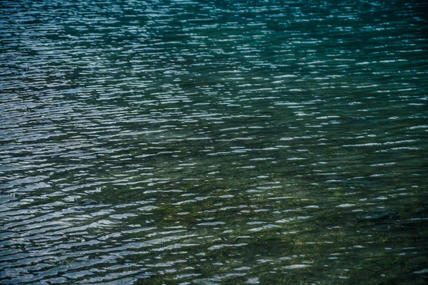 Meditative Wellen Auf Der Klaren Wasseroberfläche Des Bergsees Naturhintergrund Grüner — Stockfoto