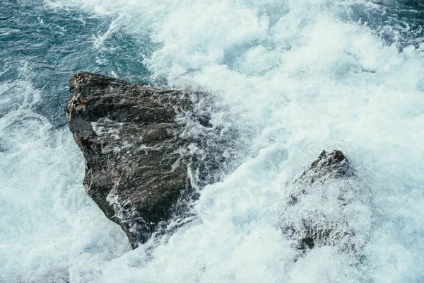 Velké Kameny Azurové Vodě Horské Řeky Zblízka Modré Přírodní Pozadí — Stock fotografie