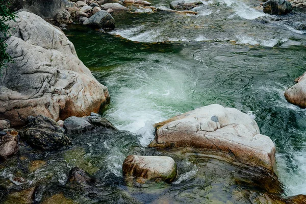 Naturkulisse Mit Kaskaden Von Gebirgsbächen Nahaufnahme Landschaftlich Reizvolle Landschaft Mit — Stockfoto