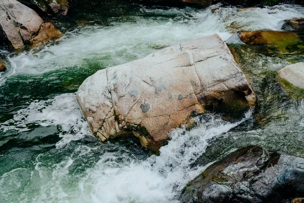 자연의 개울의 폭포들을 가까이 것입니다 아름다운 시냇물 과푸른 흐르는 흐르는 — 스톡 사진