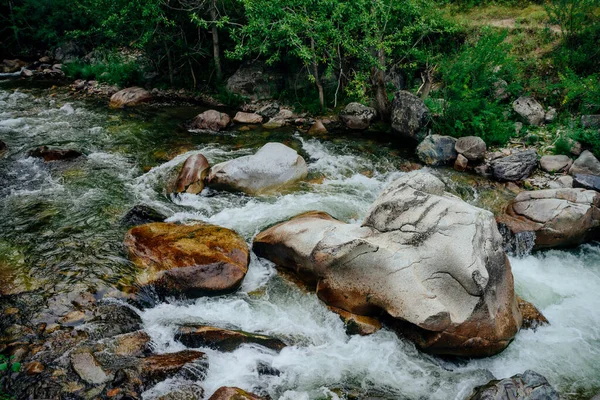 Landschaftlich Reizvolle Landschaft Mit Schönem Gebirgsbach Mit Grünem Wasser Inmitten — Stockfoto