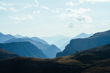 Derin vadinin arkasındaki büyük dağların muhteşem hava manzarası. Dev kayalıkları ve derin uçurumları olan manzaralı dağ manzarası. Uçurumu olan harika bir dağ manzarası. Büyük kayalar ve uçurumlar.