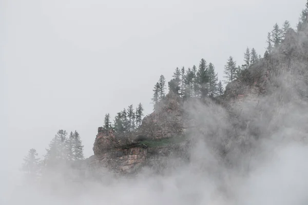 Ghostly Alpejski Widok Przez Niskie Chmury Pięknych Skał Gęsta Mgła — Zdjęcie stockowe