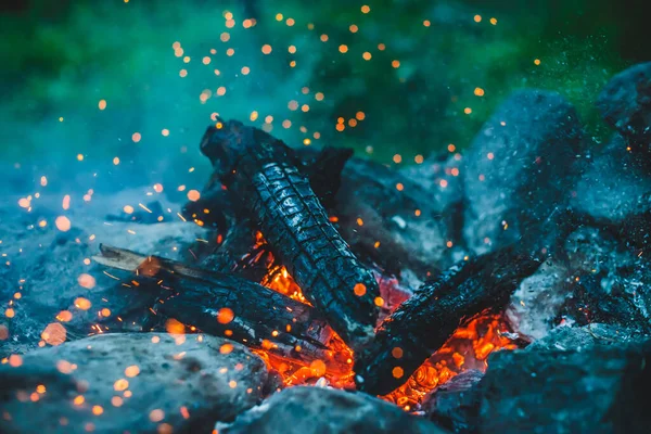 Levendige Smeulende Brandhout Verbrand Brand Close Sfeervolle Achtergrond Met Oranje — Stockfoto