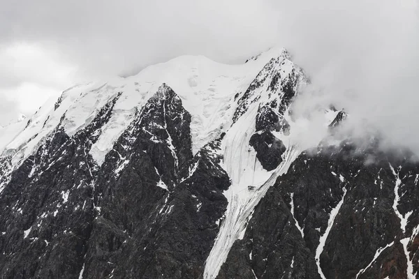 Atmosfærisk Minimalistisk Alpine Landskap Med Massiv Hengende Isbre Snødekte Fjelltopper – stockfoto