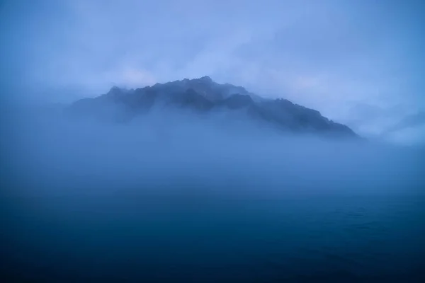 Paisaje Mínimo Tranquilo Con Gran Montaña Rocosa Medio Del Agua — Foto de Stock