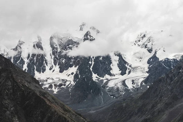 Paysage Alpin Atmosphérique Avec Glacier Suspendu Massif Sur Une Montagne — Photo