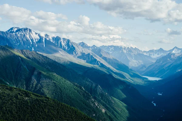 从空中俯瞰高山 冰川和绿林带高山湖泊和河流的山谷令人叹为观止 美丽的高山风景幅员辽阔 秀丽的高山美景 — 图库照片