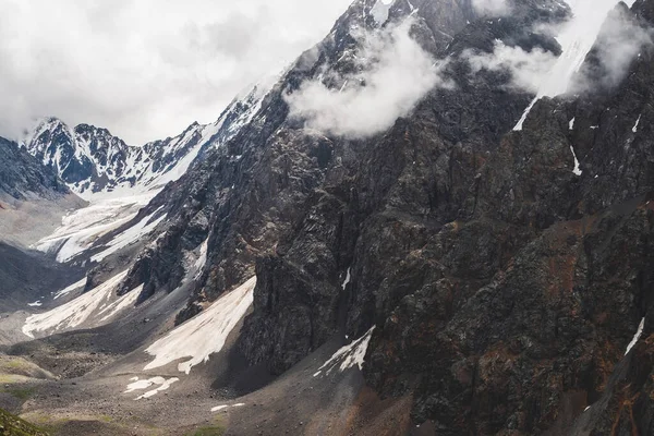 Paysage Alpin Minimaliste Atmosphérique Avec Glacier Suspendu Massif Sur Une — Photo