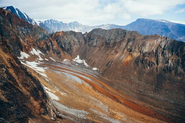 Atmosferyczny Alpejski Krajobraz Wielkimi Skałami Niezwykłym Językiem Lodowca Pokrytym Kamieniami — Zdjęcie stockowe