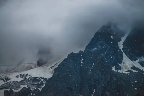 Dåligt Dramatiskt Alpint Landskap Med Glaciär Inne Låga Moln Skymningen — Stockfoto