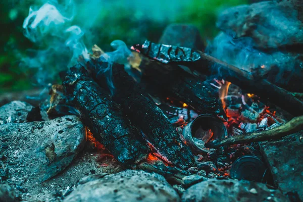 Levendige Smeulende Brandhout Verbrand Brand Close Sfeervolle Warme Achtergrond Met — Stockfoto