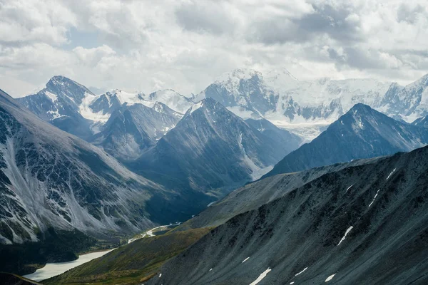 Impresionante Vista Valle Montaña Con Lago Enormes Montañas Glaciares Bajo — Foto de Stock