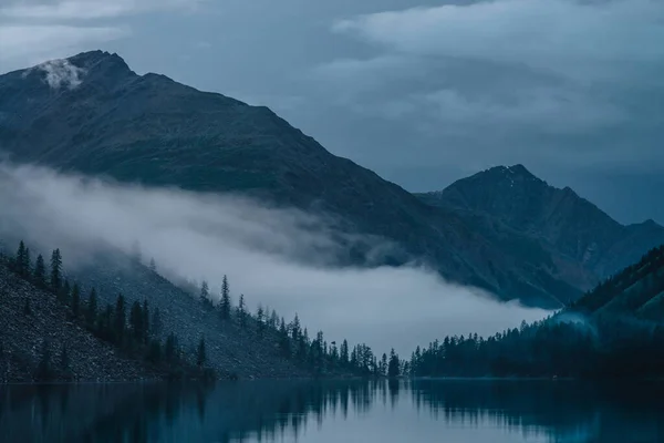 Niska Chmura Nad Górskim Jeziorem Sylwetki Drzew Zboczu Wzgórza Wzdłuż — Zdjęcie stockowe